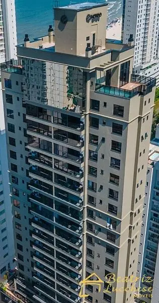 Torre Riomaggiore Residenze - Edifício de alto padrão com 26 andares no bairro Pioneiros, Balneário Camboriú, com vista para o mar