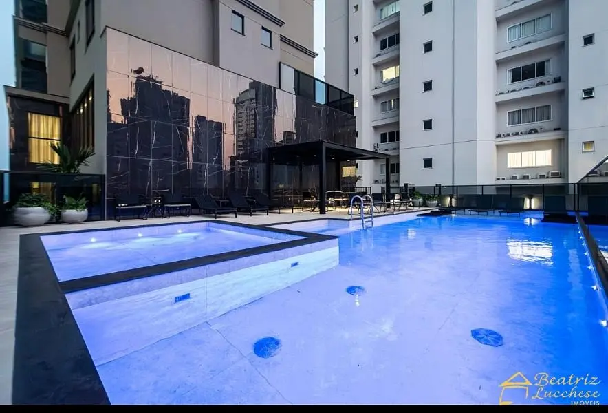 Piscina aquecida com iluminação LED azul do Riomaggiore Residenze - Área de lazer premium no bairro Pioneiros, Balneário Camboriú